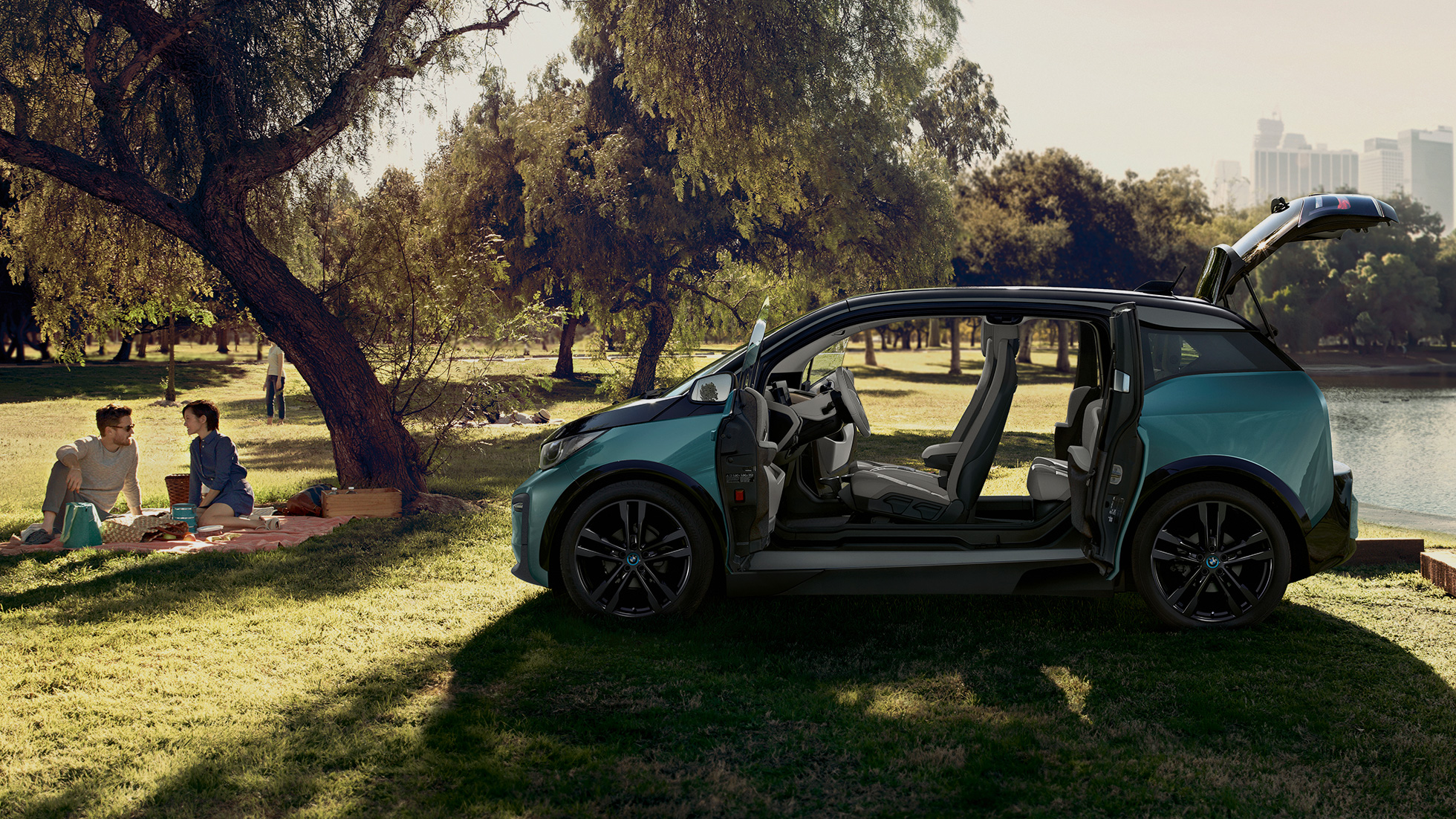 BMW i3, 2018, az autó nyitott ajtókkal BMW i3, i01, 2018, Jucaro bézs Frozen szürke metál kiemeléssel, oldalnézet nyitott ajtókkal