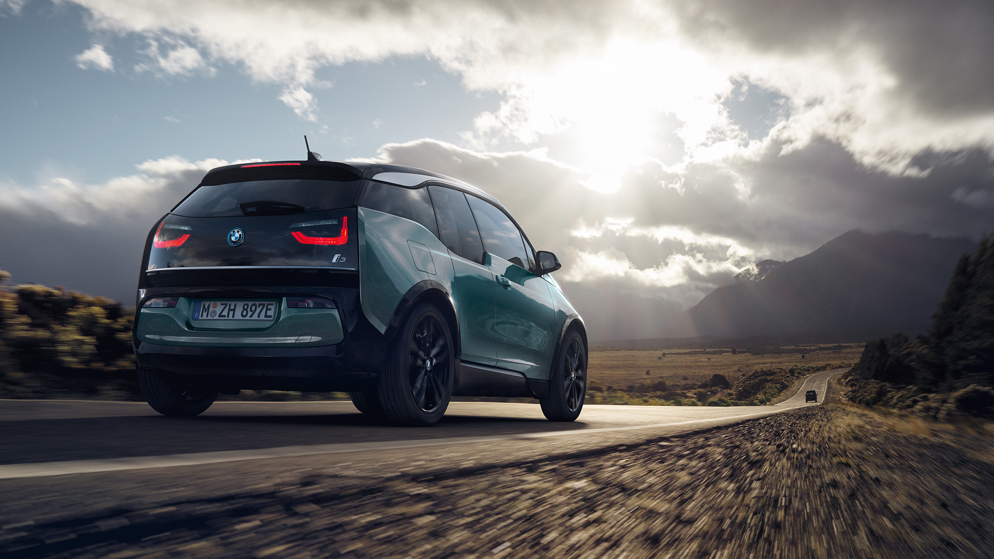 BMW i3, 2018, egy autópályán haladó autó rézsútos hátulnézetből BMW i3, i01, 2018, Jucaro bézs Frozen szürke metál kiemeléssel, egy autópályán haladó autó rézsútos hátulnézetből