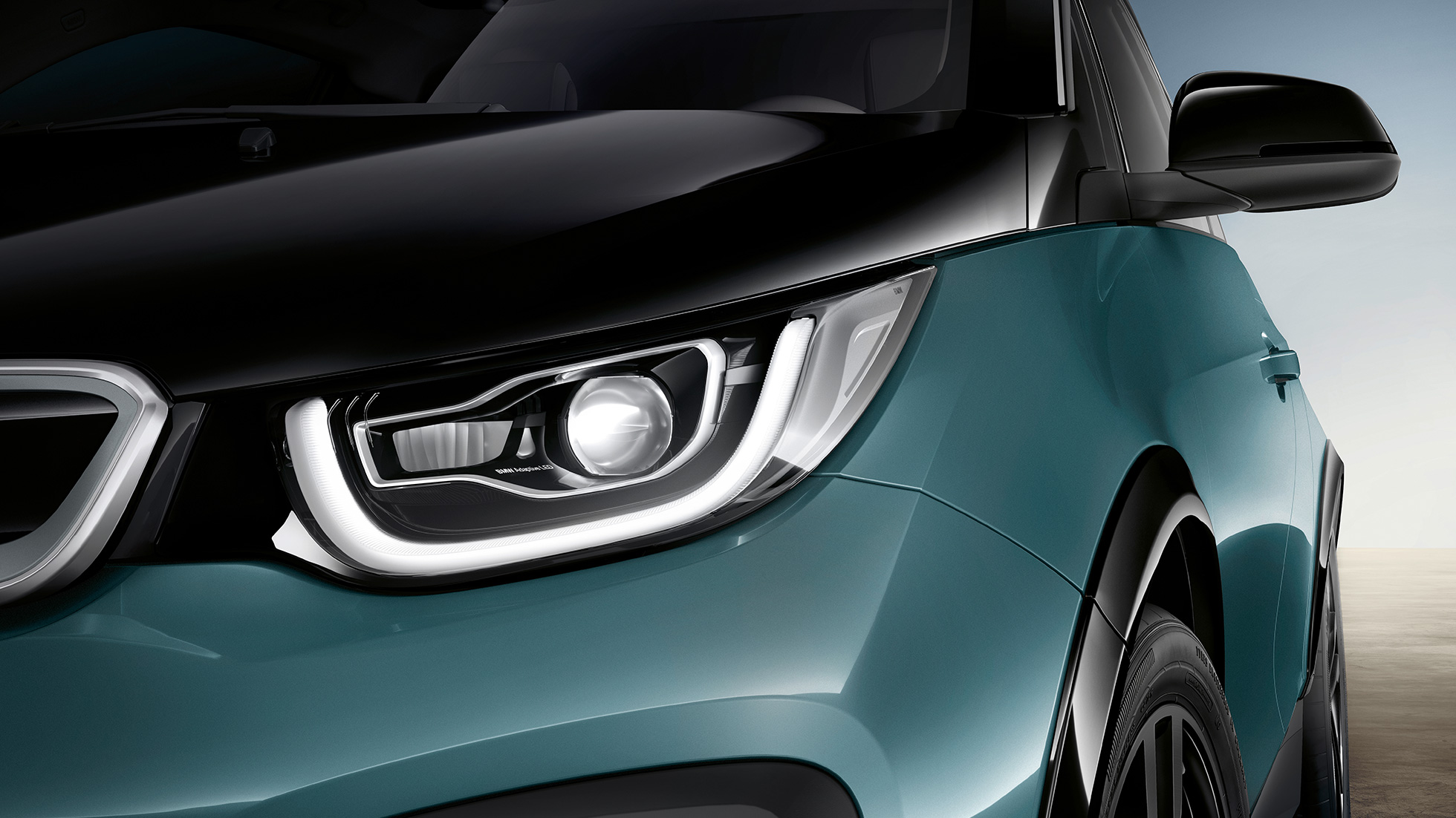 BMW i3, 2018, fényszórók BMW i3, i01, 2018, Jucaro bézs Frozen szürke metál kiemeléssel, a LED-es fényszórók közelről