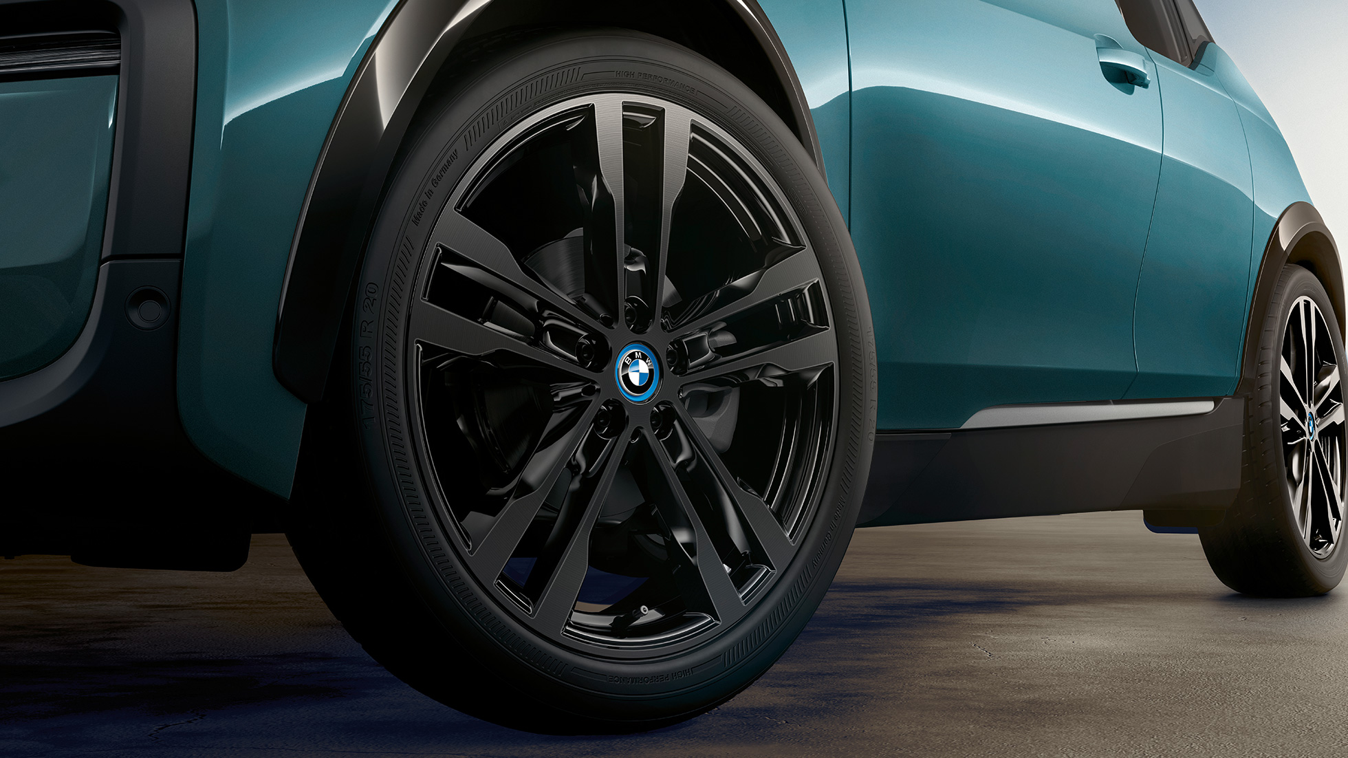 BMW i3, 2018, könnyűfém keréktárcsa BMW i3, i01, 2018, Jucaro bézs Frozen szürke metál kiemeléssel, a könnyűfém keréktárcsa közelről