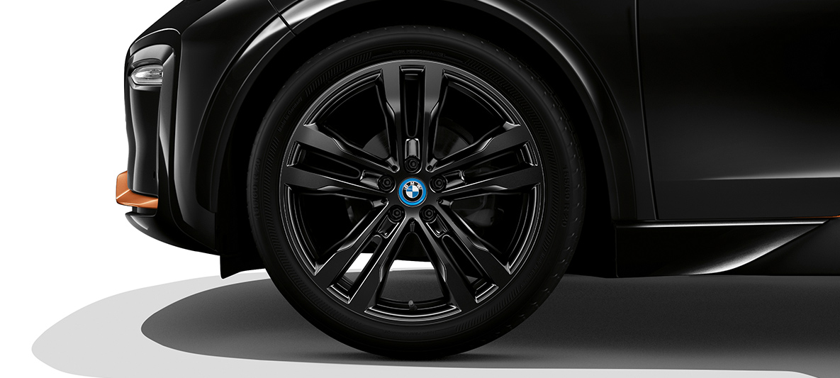 BMW i3s RoadStyle Edition, 2019, rézsútos elölnézet a könnyűfém keréktárcsával BMW i3s RoadStyle Edition, 2019, i01, Fluid fekete E-Copper kiemeléssel, rézsútos elölnézet a könnyűfém keréktárcsával