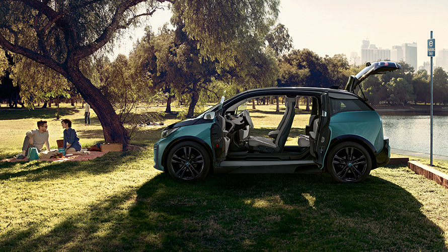 BMW i3, 2018, egy parkban álló autó BMW i3, i01, 2018, Jucaro bézs Frozen szürke metál kiemeléssel, az autó oldalnézetből, nyitott ajtókkal egy parkban
