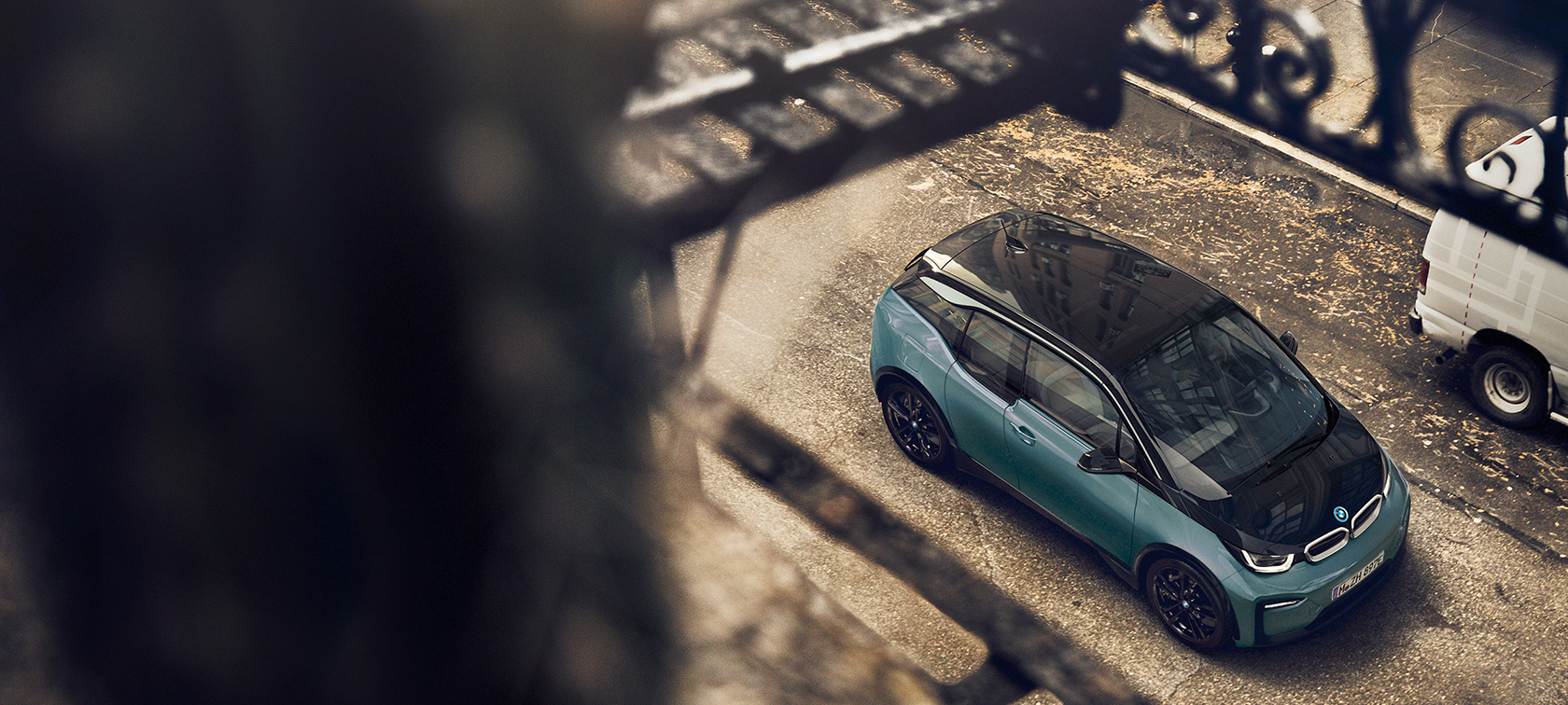 BMW i3, 2018, felülnézet BMW i3, i01, 2018, Jucaro bézs Frozen szürke metál kiemeléssel, a karbontető felülnézetből