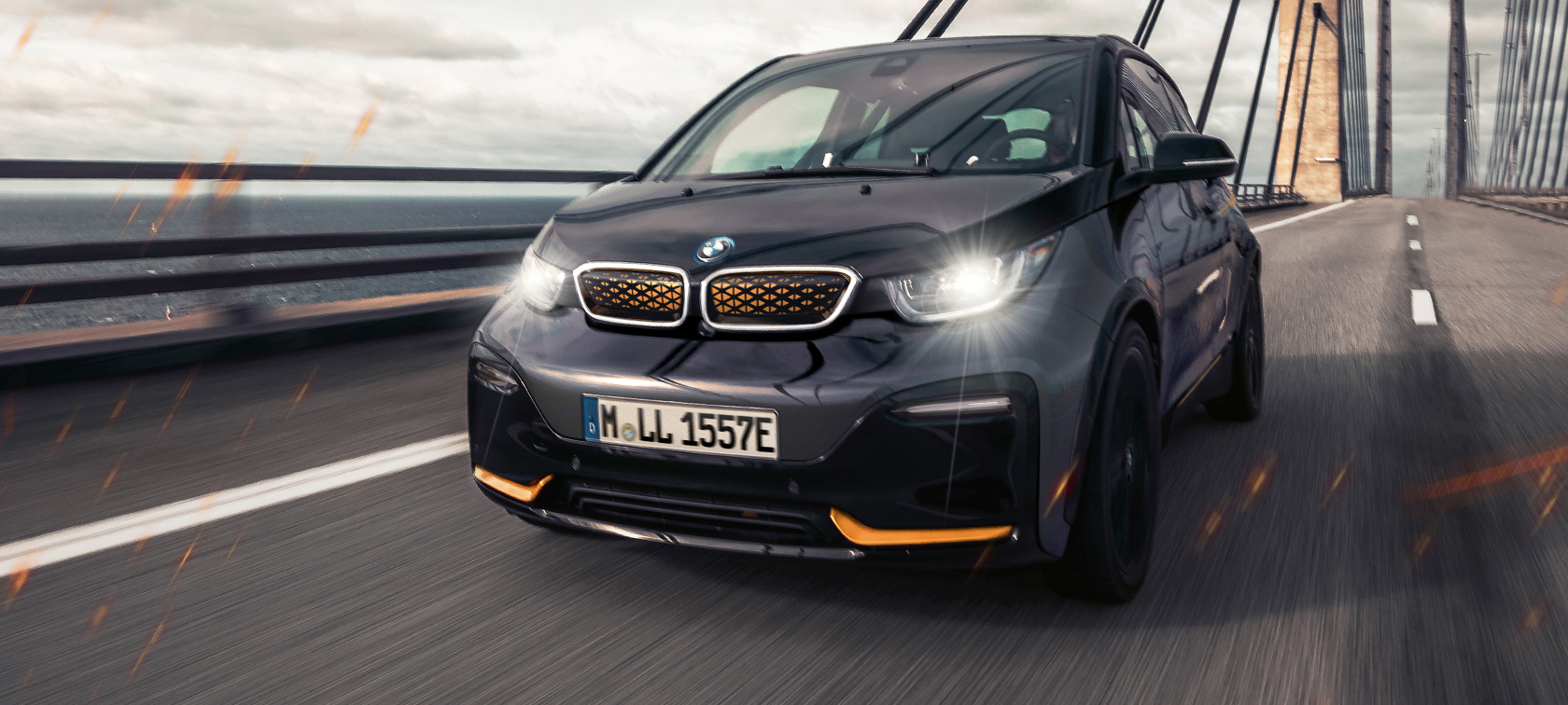BMW i3, Uniquer Forever EditIon, I01, rézsútos elölnézet BMW i3, Unique Forever Edition, I01, Frozen E-Copper metál kiemeléssel ellátott Storm Bay fényezés, egy autópályán haladó autó rézsútos elölnézetből