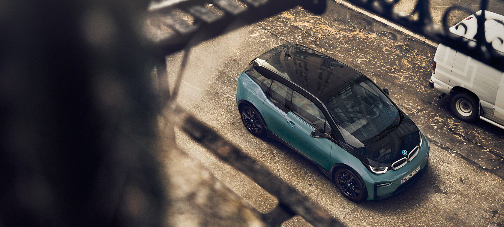 BMW i3, I01 2018, felülnézet BMW i3, I01, 2018, Blue Ridge Mountain metálfényezés Frozen szürke metál kiemeléssel, a karbontető felülnézetből