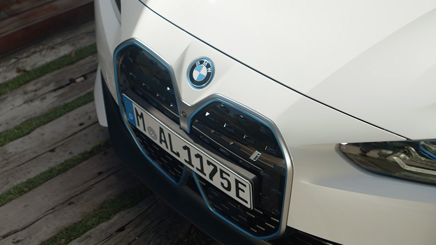 BMW i4 eDrive40, G26, 2021, egy mozgó Kristály fehér autó közelről, videó BMW i4 eDrive40, G26, 2021, egy mozgó Kristály fehér autó közelről, videó