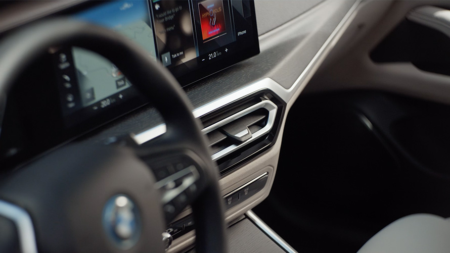 BMW i4 eDrive40, G26, 2021, egy Kristály fehér autó belső tere közelről, videó BMW i4 eDrive40, G26, 2021, egy Kristály fehér autó belső tere közelről, videó