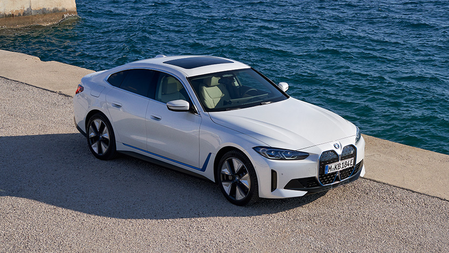 Egy, a gyártósoron látható autó, BMW i4 eDrive40, G26, 2021 BMW i4 eDrive40, G26, 2021, egy, a gyártósoron látható Kristály fehér autó elölnézetből
