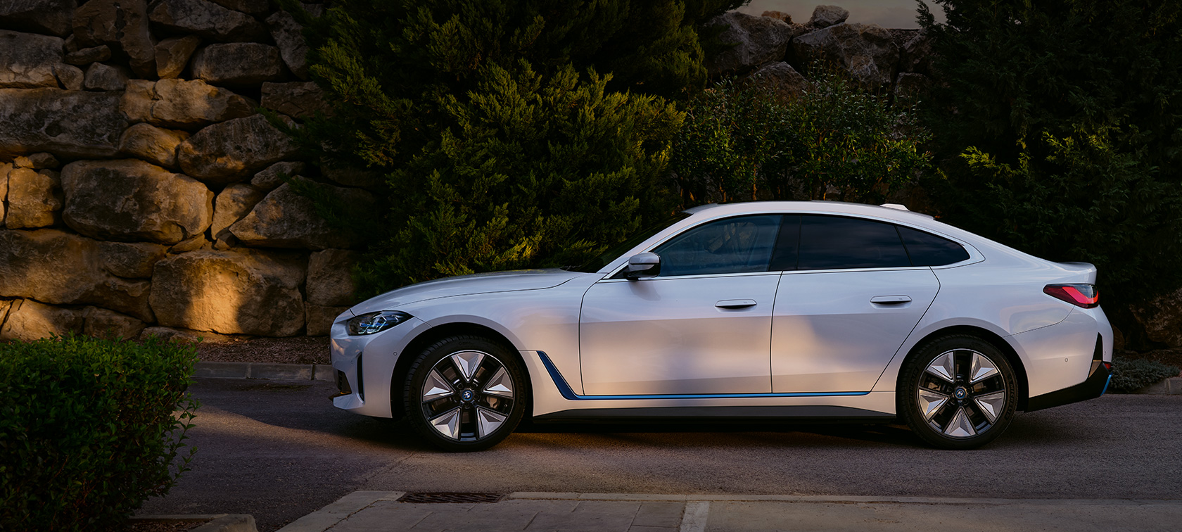 BMW i4 eDrive40, G26, 2021, egy álló, Kristály fehér autó oldalnézetből