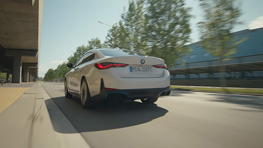 A tisztán elektromos meghajtású BMW i4, G26, 2021, közeli elölnézet A tisztán elektromos meghajtású BMW i4, G26, 2021, közeli elölnézet
