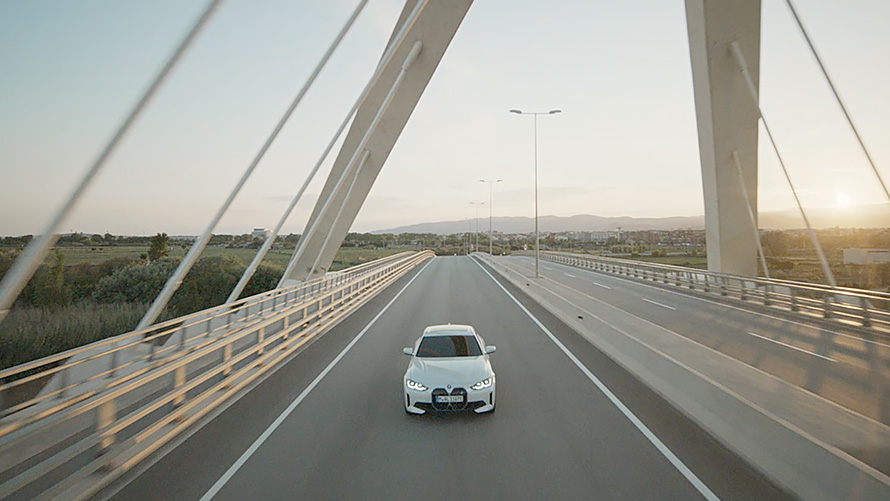 Egy mozgó autó rézsútos elölnézetből, BMW i4 eDrive40, G26, 2021 BMW i4 eDrive40, G26, 2021, egy mozgó autó rézsútos elölnézetből