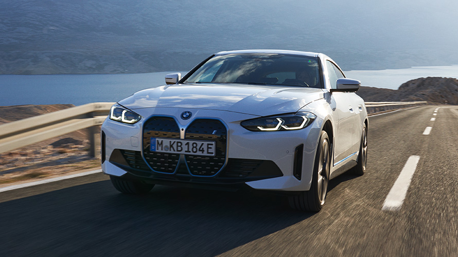 Egy mozgó autó rézsútos elölnézetből, BMW i4 eDrive40, G26, 2021 BMW i4 eDrive40, G26, 2021, egy mozgó autó rézsútos elölnézetből