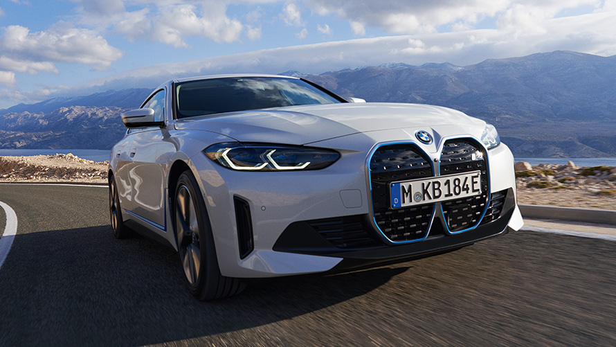 Egy mozgó autó rézsútos elölnézetből, BMW i4 eDrive40, G26, 2021 BMW i4 eDrive40, G26, 2021, egy mozgó autó rézsútos elölnézetből