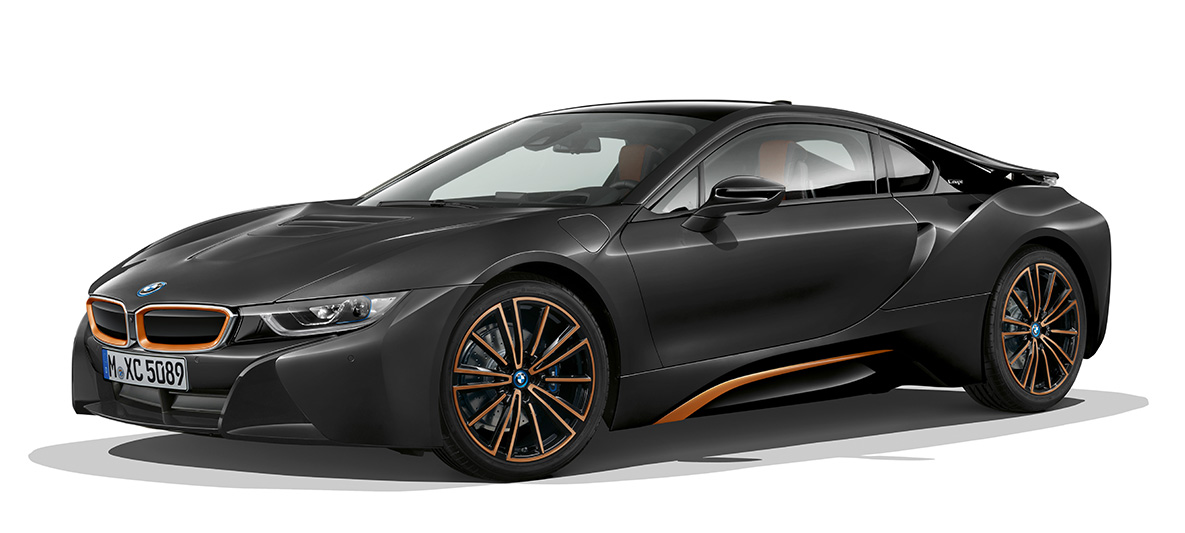 BMW i8 Coupé Ultimate Sophisto Edition, rézsútos elölnézet BMW i8 Coupé Ultimate Sophisto Edition, Sophisto szürke, rézsútos elölnézet