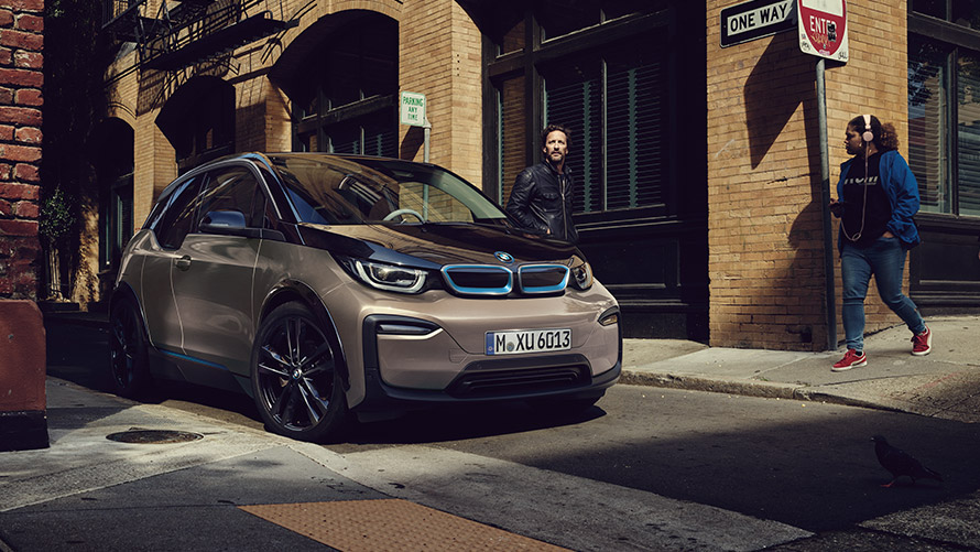 BMW i3, egy forgalmi sávban haladó, első generációs modell rézsútos elölnézetből BMW i modellek, BMW i3, egy forgalmi sávban haladó, első generációs modell rézsútos elölnézetből