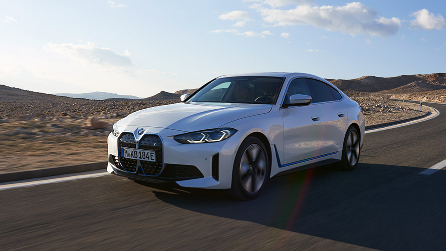 BMW i4, G26, egy mozgó, első generációs autó rézsútos elölnézetből BMW i modellek, BMW i4, G26, egy mozgó, első generációs autó rézsútos elölnézetből