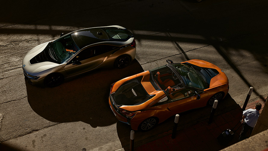BMW i8, I12, I15, egy első generációs, utcán látható autó rézsútos oldalnézetből BMW i modellek, BMW i8, I12, I15, egy első generációs, utcán látható autó rézsútos oldalnézetből