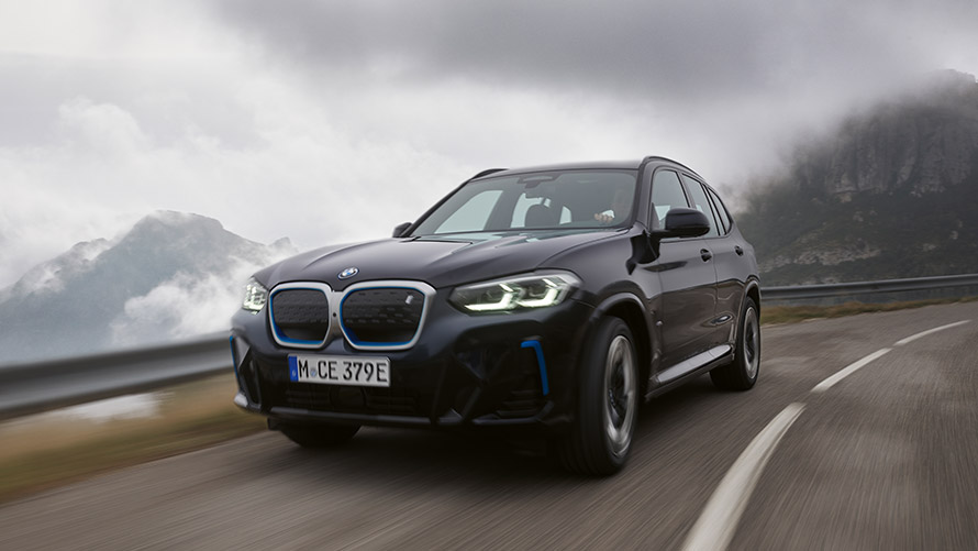 BMW iX3, G08, egy mozgó, első generációs autó rézsútos oldalnézetből BMW i modellek, BMW iX3, G08, egy mozgó, első generációs autó rézsútos oldalnézetből