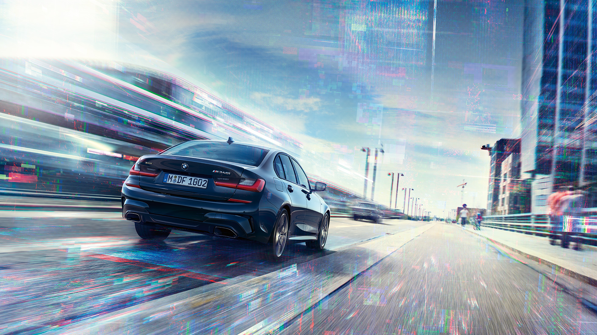 Hátulnézet, BMW M340i xDrive Limousine BMW M340i xDrive Limousine, G20, Zafírfekete metál, egy mozgó autó hátulnézetből
