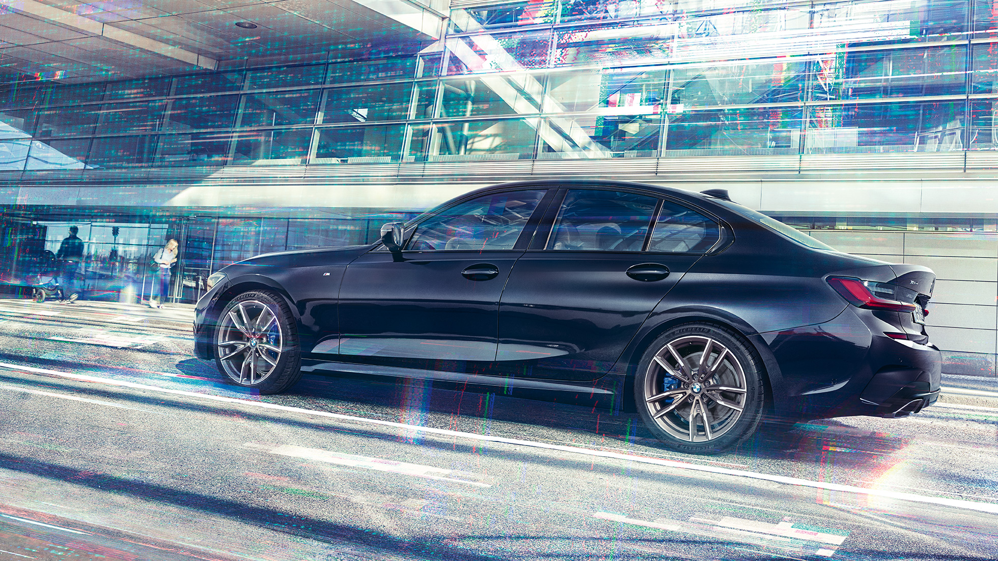 Oldalnézet, BMW M340i xDrive Limousine BMW M340i xDrive Limousine, G20, Zafírfekete metál, egy mozgó autó oldalnézetből