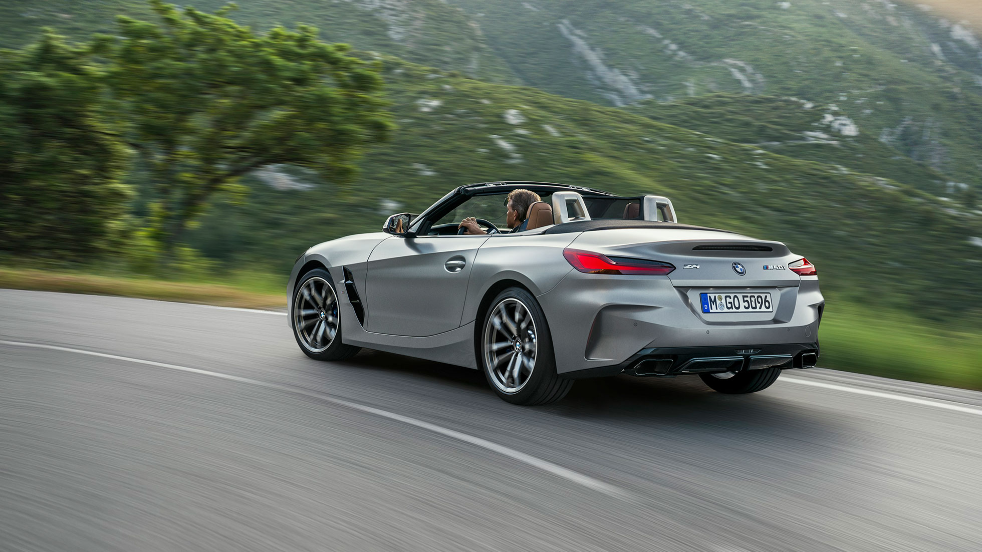 Menetdinamikai tulajdonságok, BMW Z4 M40i, G29 BMW Z4 Roadster M40i, G29, 2019, BMW Individual Frozen szürke metál, egy mozgó autó rézsútos hátulnézetből