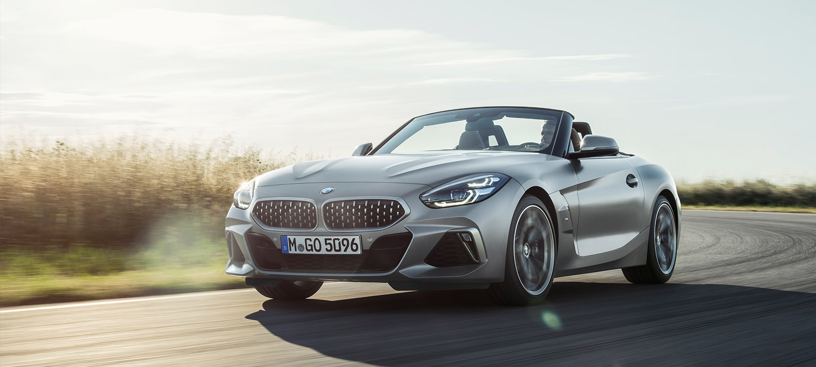 Rézsútos elölnézet, BMW Z4 M40i, Roadster, G29 BMW Z4 M40i Roadster, G29, 2019, Cabrio, BMW Individual Frozen szürke metál, a mozgó autó rézsútos elölnézetből