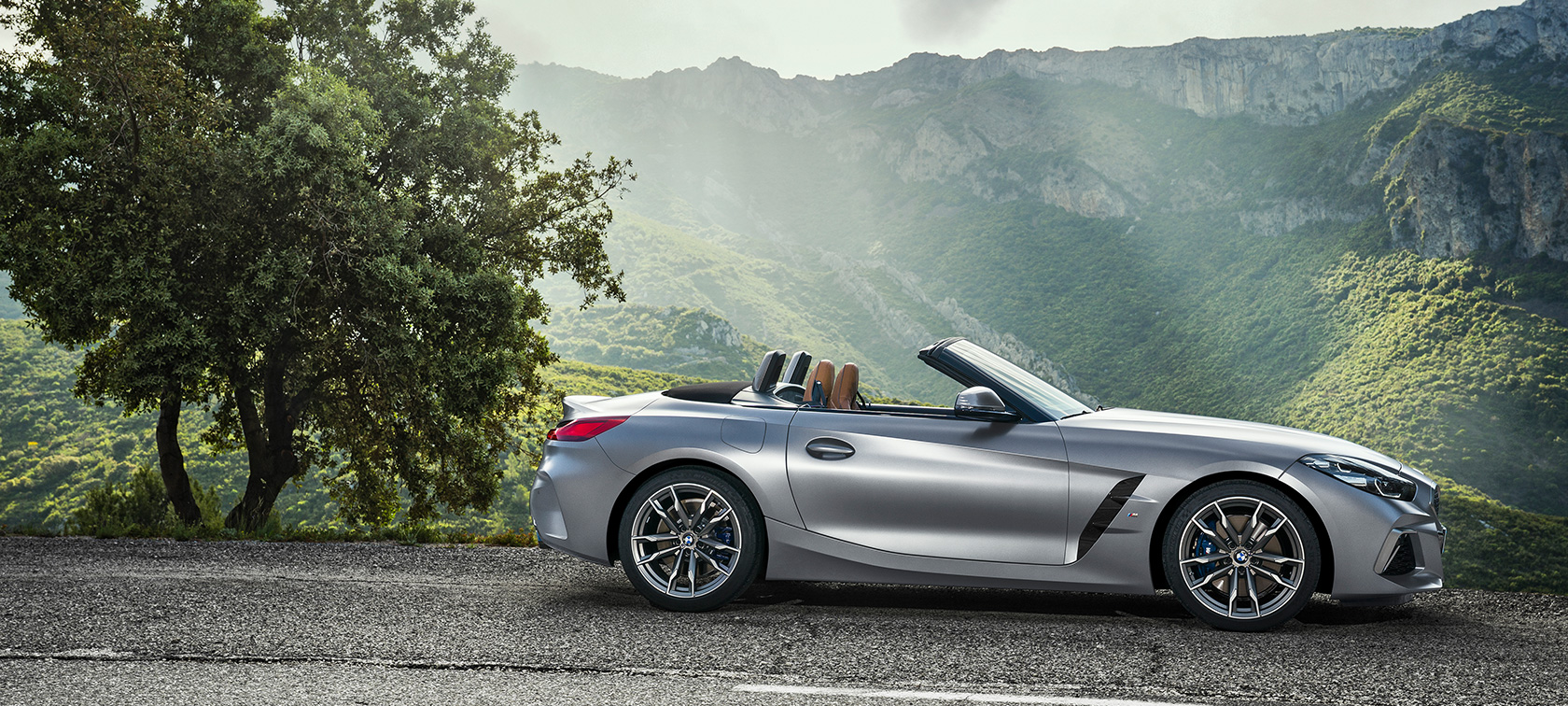 BMW Z4 M40i, G29, az autó parkolás közben BMW Z4 M40i, G29, 2019, BMW Individual Frozen szürke metál, egy parkoló autó oldalnézetből