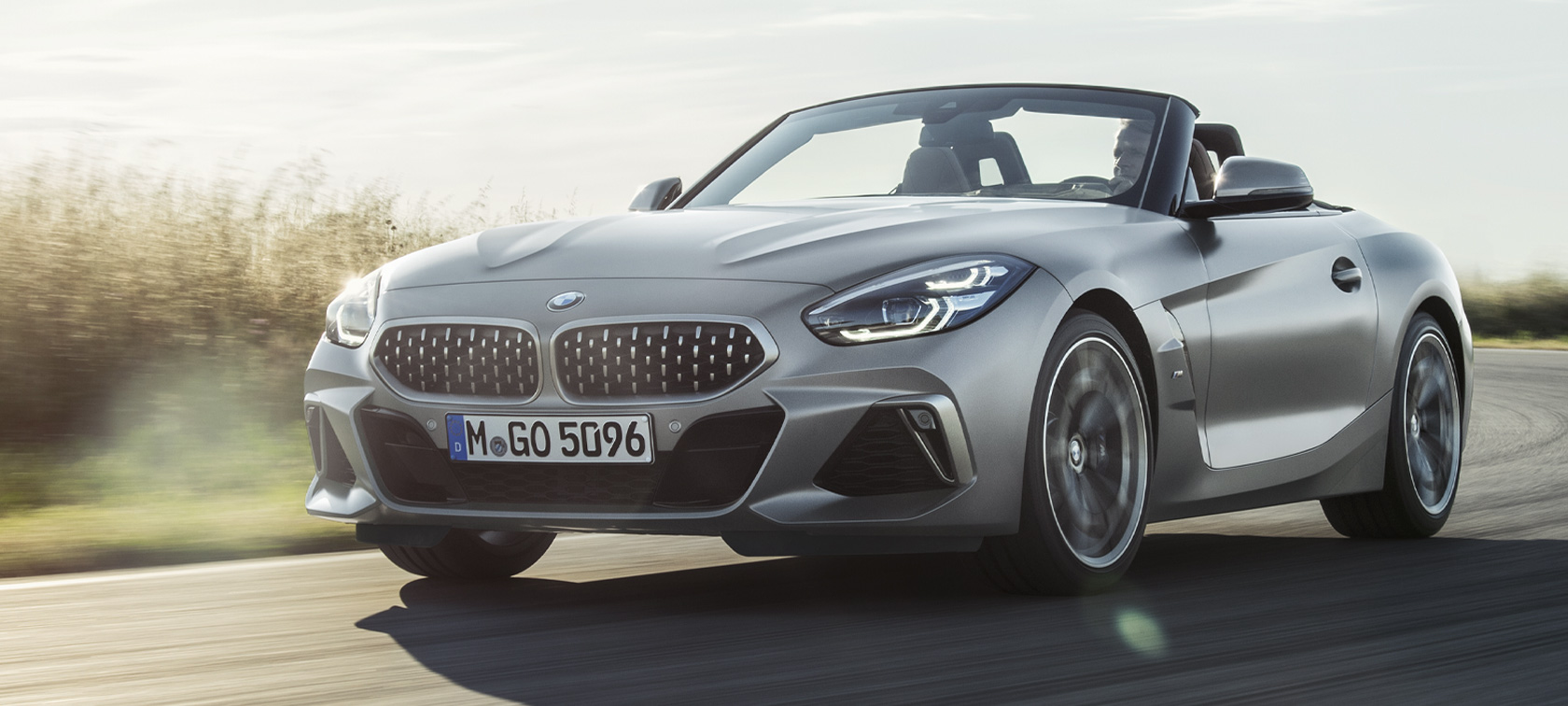 Rézsútos elölnézet, BMW Z4 M40i, Roadster, G29 BMW Z4 M40i Roadster, G29, 2019, egy mozgó, BMW Individual Frozen szürke metálfényezésű autó rézsútos elölnézetből
