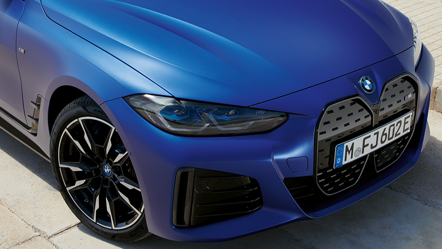 BMW i4 M50, G26, 2021, egy BMW Individual Frozen Portimao kék metálfényezésű autó felső elölnézetből