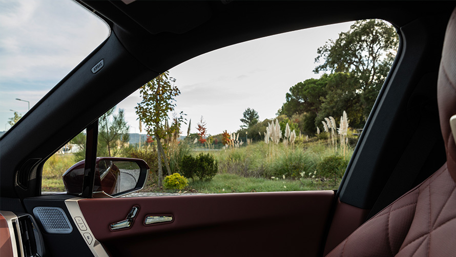 BMW iX M60, i20, 2022, elektromos SUV, BMW iX M60, fenntarthatóság, videó BMW iX M60, i20, 2022, elektromos SUV, BMW Individual Storm Bay metál, fenntarthatóság, videó