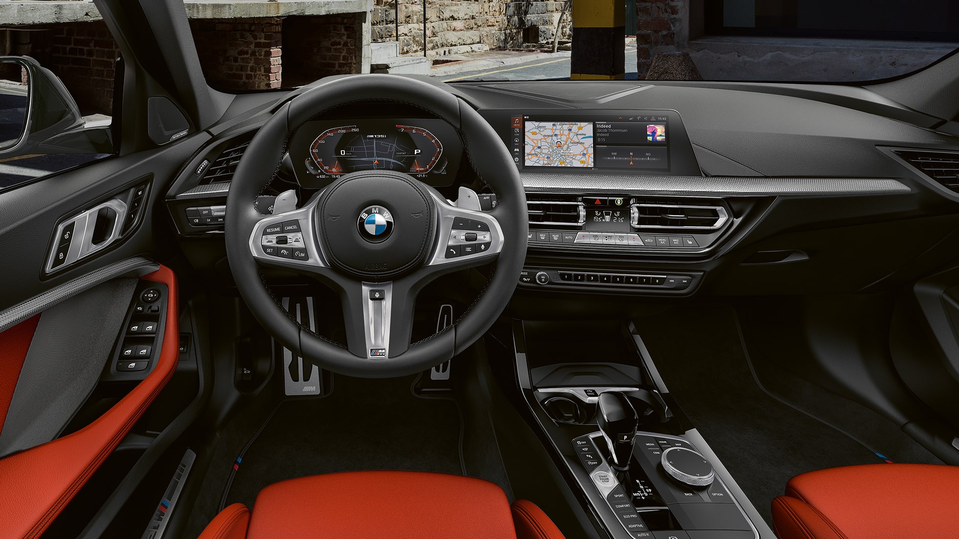BMW M135i xDrive, belső tér. A BMW M135i xDrive belső tere az M bőrkormánnyal és az M Sport ülésekkel.