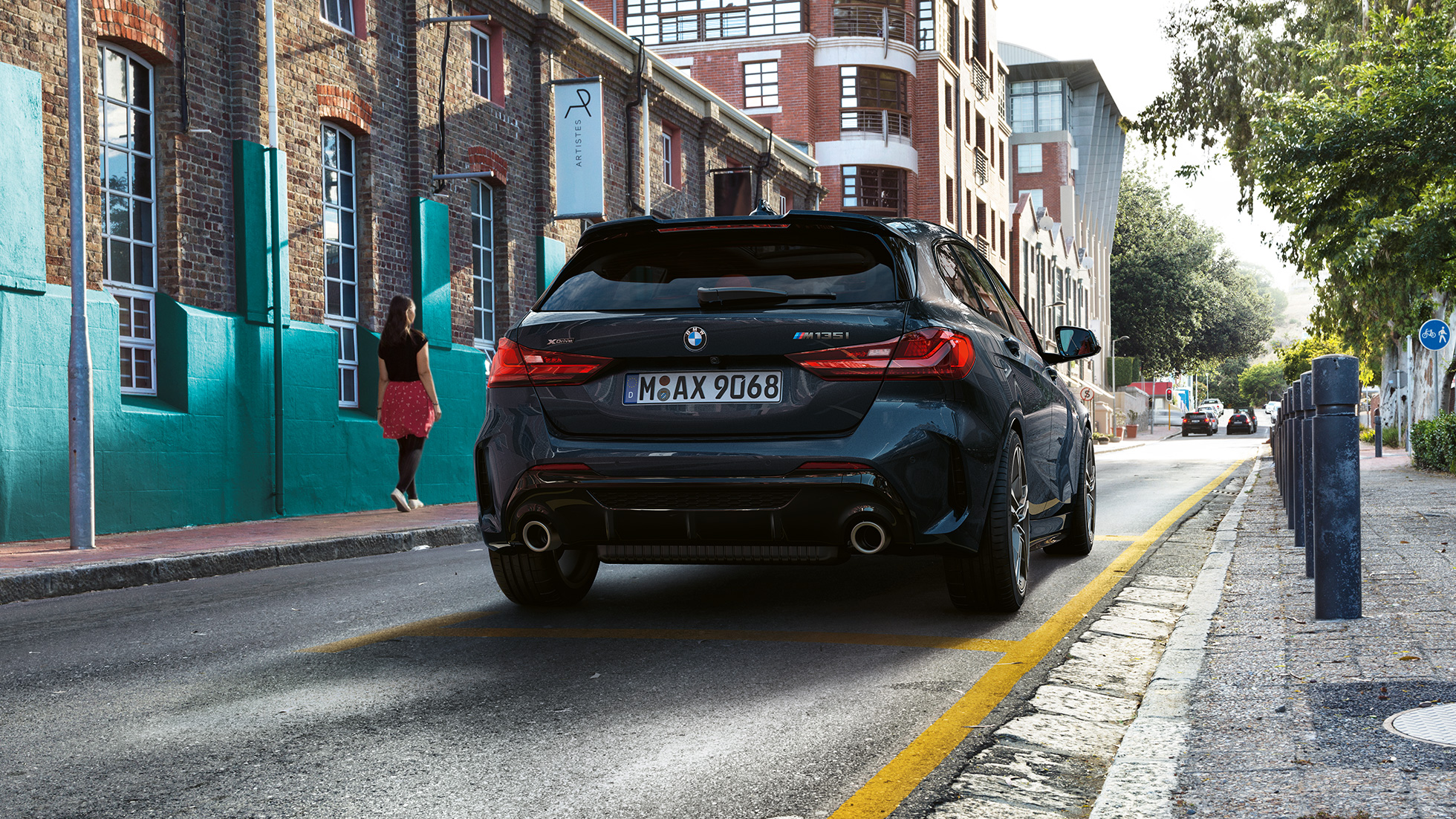 BMW M135i xDrive, hátulnézet. Egy álló, Zafírfekete metálfényezésű BMW M135i xDrive hátulnézetből.