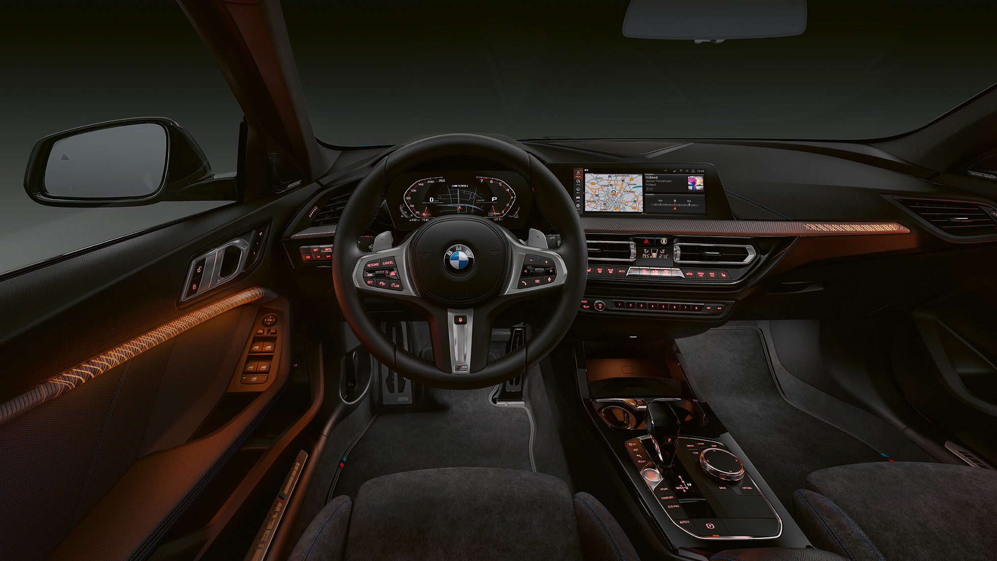 BMW M135i xDrive, műszerfal. A BMW M135i xDrive prémium szintű belső tere a megvilágytott belső díszítőelemekkel.