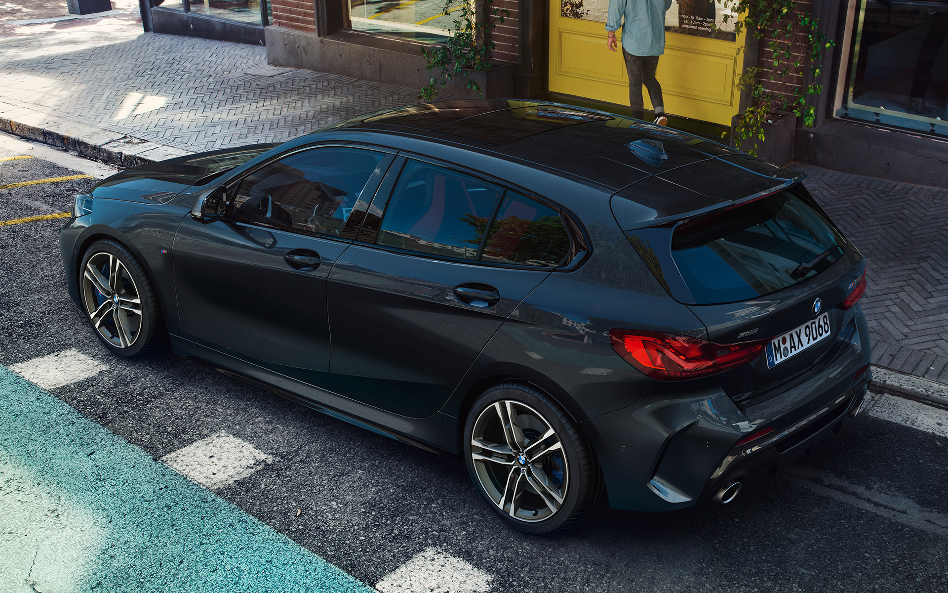 BMW M135i xDrive (F40), egy álló, Zafírfekete autó felülső oldalnézetből