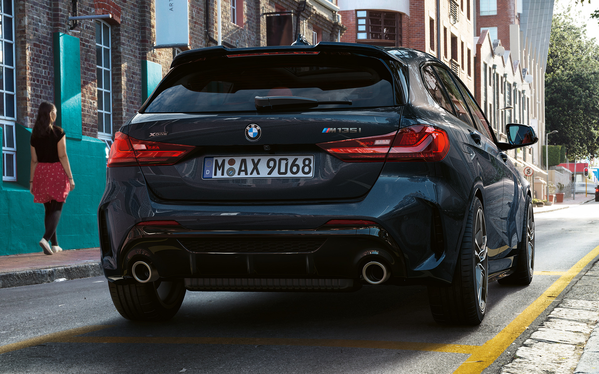 BMW M135i xDrive (F40), egy álló, Zafírfekete autó hátulnézetből