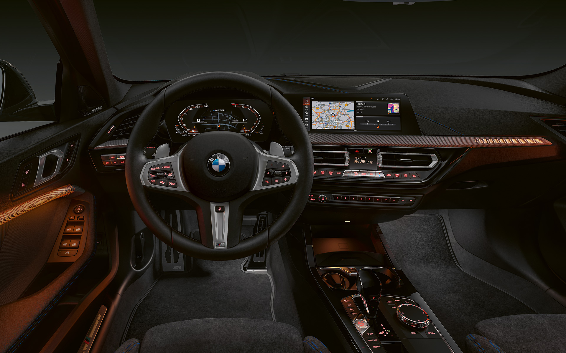 BMW M135i xDrive (F40), prémium szintű belső tér megvilágított díszítőelemekkel