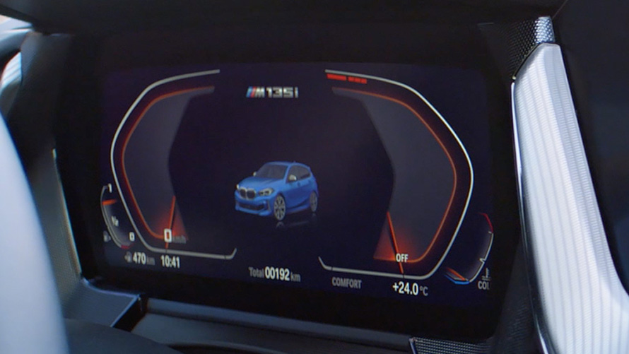 BMW M135i xDrive (F40), film BMW M135i xDrive (F40), egy Misano kék metálfényezésű autó videón