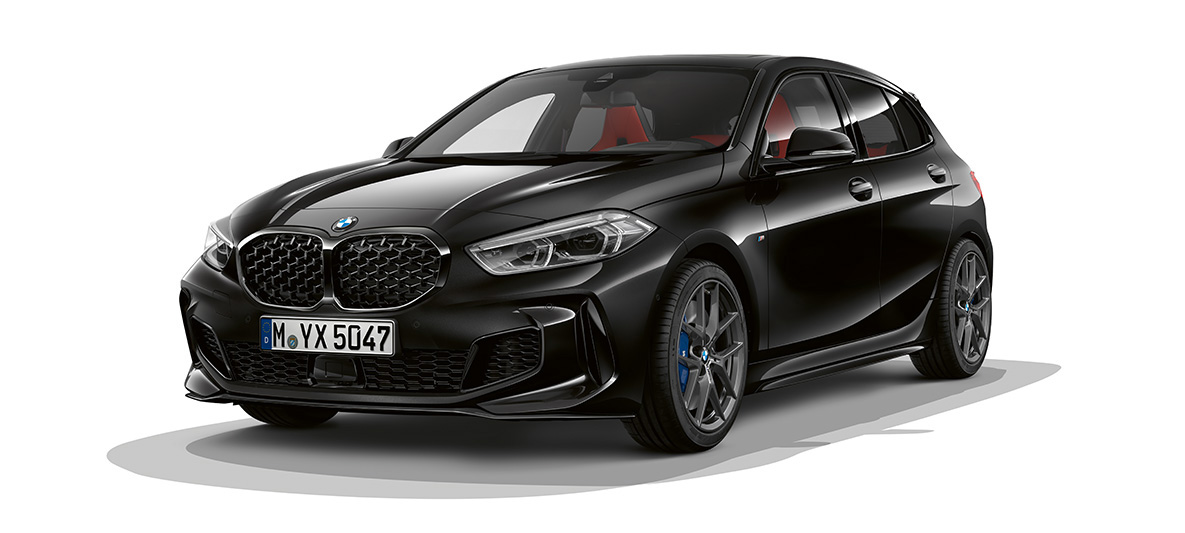BMW M135i xDrive (F40), M Performance csomag BMW M135i xDrive (F40), egy M Performance csomaggal ellátott, Zafírfekete metálfényezésű autó rézsútos elölnézetből