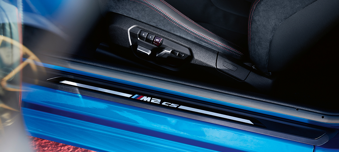 Ajtóküszöb-borítás, BMW M2 CS Ajtóküszöb-borítás, BMW M2 CS, F87, Misano kék metál, részlet