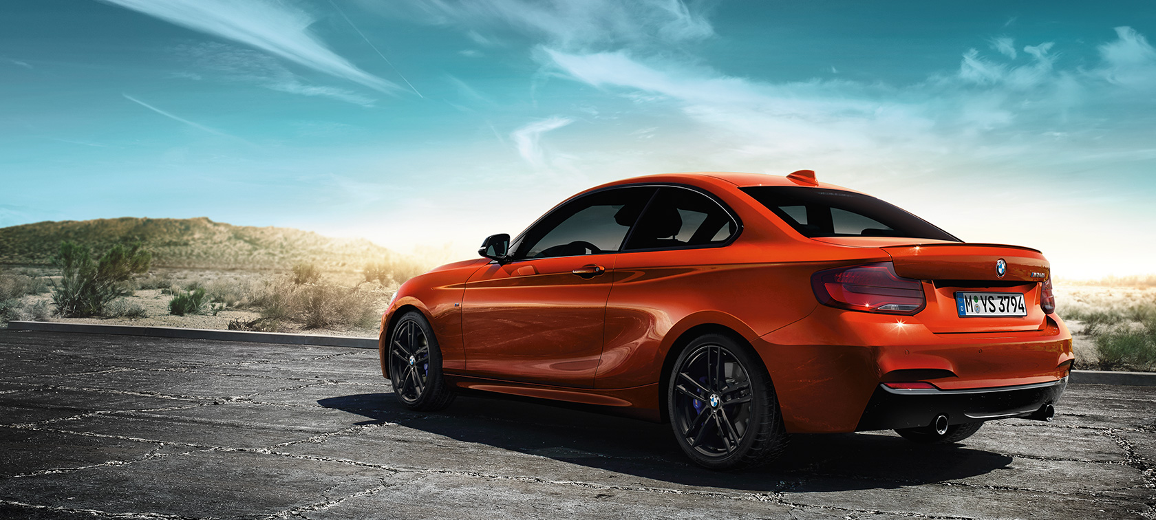 BMW M240i Coupé, F22, 2017, rézsútos hátulnézet BMW M240i Coupé, F22, 2017, Sunset narancs metál, egy sztyeppei tájon álló autó rézsútos hátulnézetből