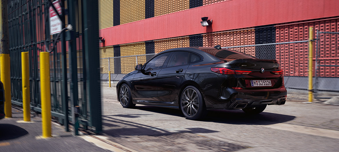 M Performance csomag, BMW M235i xDrive Gran Coupé M Performance csomag, BMW M235i xDrive Gran Coupé, Zafírfekete metálfényezés, F44, rézsútos oldalnézet