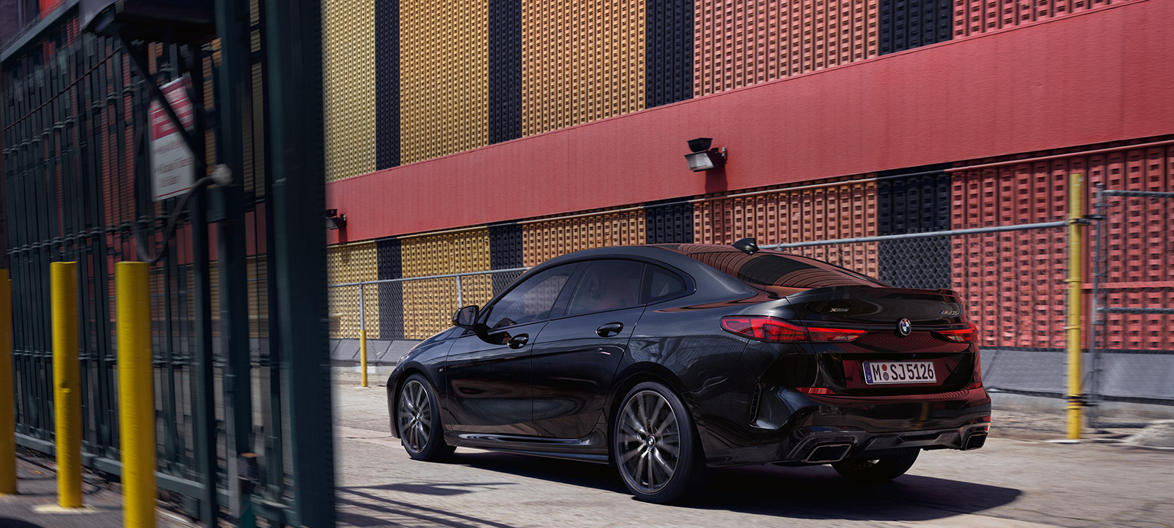 BMW M235i xDrive Gran Coupé, rézsútos oldalnézet BMW M235i xDrive Gran Coupé, Zafírfekete metálfényezés, F44, rézsútos oldalnézet