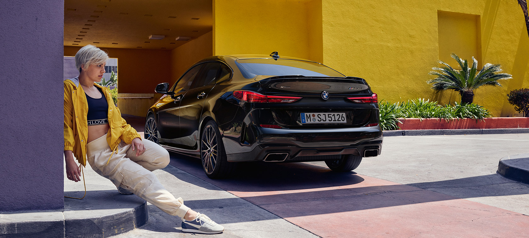 BMW M235i xDrive Gran Coupé, rézsútos hátulnézet BMW M235i xDrive Gran Coupé, Zafírfekete metálfényezés, F44, rézsútos hátulnézet