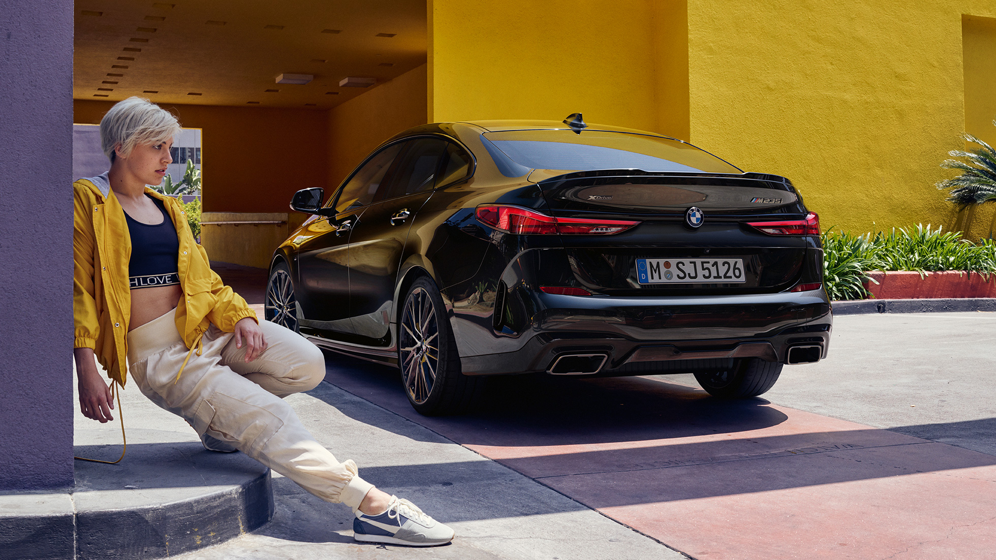 Hátsó szekció, BMW M235i xDrive Gran Coupé Atletikus hátsó szekció, BMW M235i xDrive Gran Coupé, 2020, Zafírfekete metálfényezés, F44, rézsútos hátulnézet