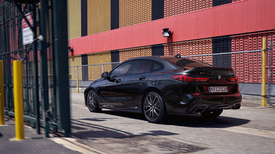 BMW M235i xDrive Gran Coupé, F44, műszaki adatok BMW M235i xDrive Gran Coupé, F44, egy mozgó, Zafírfekete metálfényezésű autó rézsútos hátulnézetből