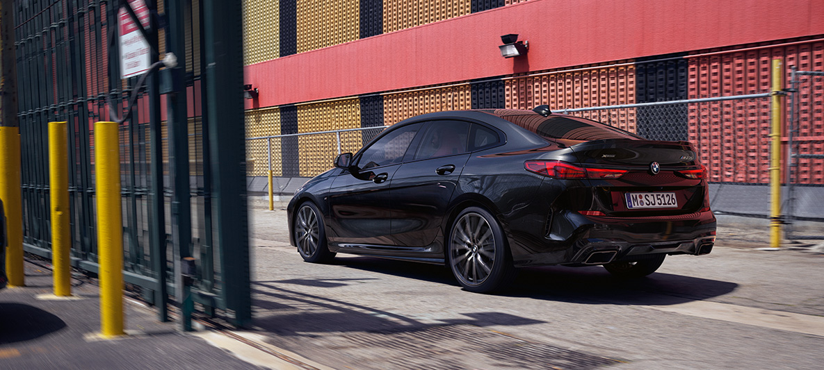 M Performance csomag, BMW M235i xDrive Gran Coupé, F44 M Performance csomag, BMW M235i xDrive Gran Coupé, F44, Zafírfekete metál, rézsútos oldalnézet