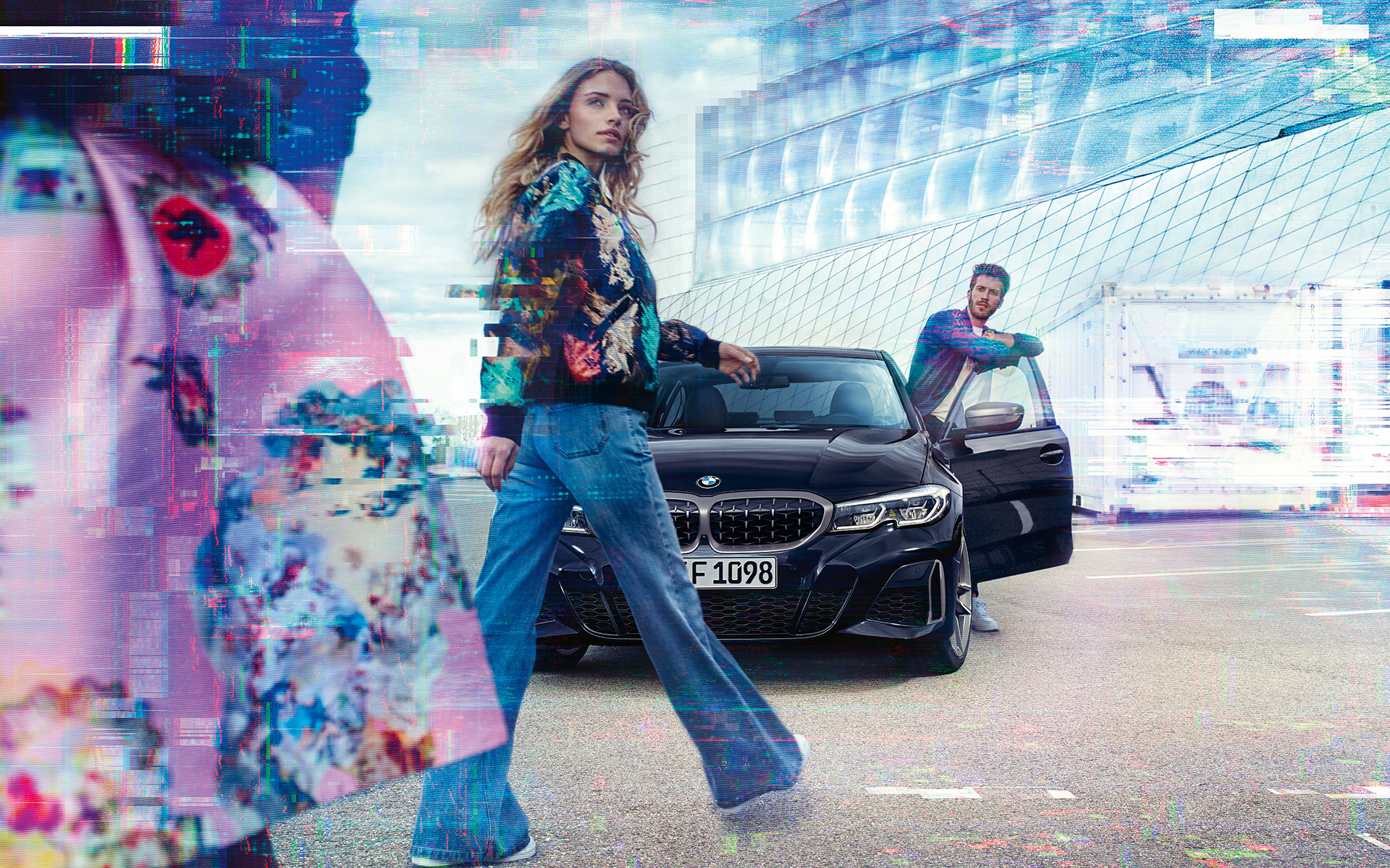 BMW M340i xDrive Limousine, G20, az autó egy nő és egy férfi társaságában BMW M340i xDrive Limousine, G20, 2020, egy Zafírfekete metálfényezésű autó egy nő és egy férfi társaságában