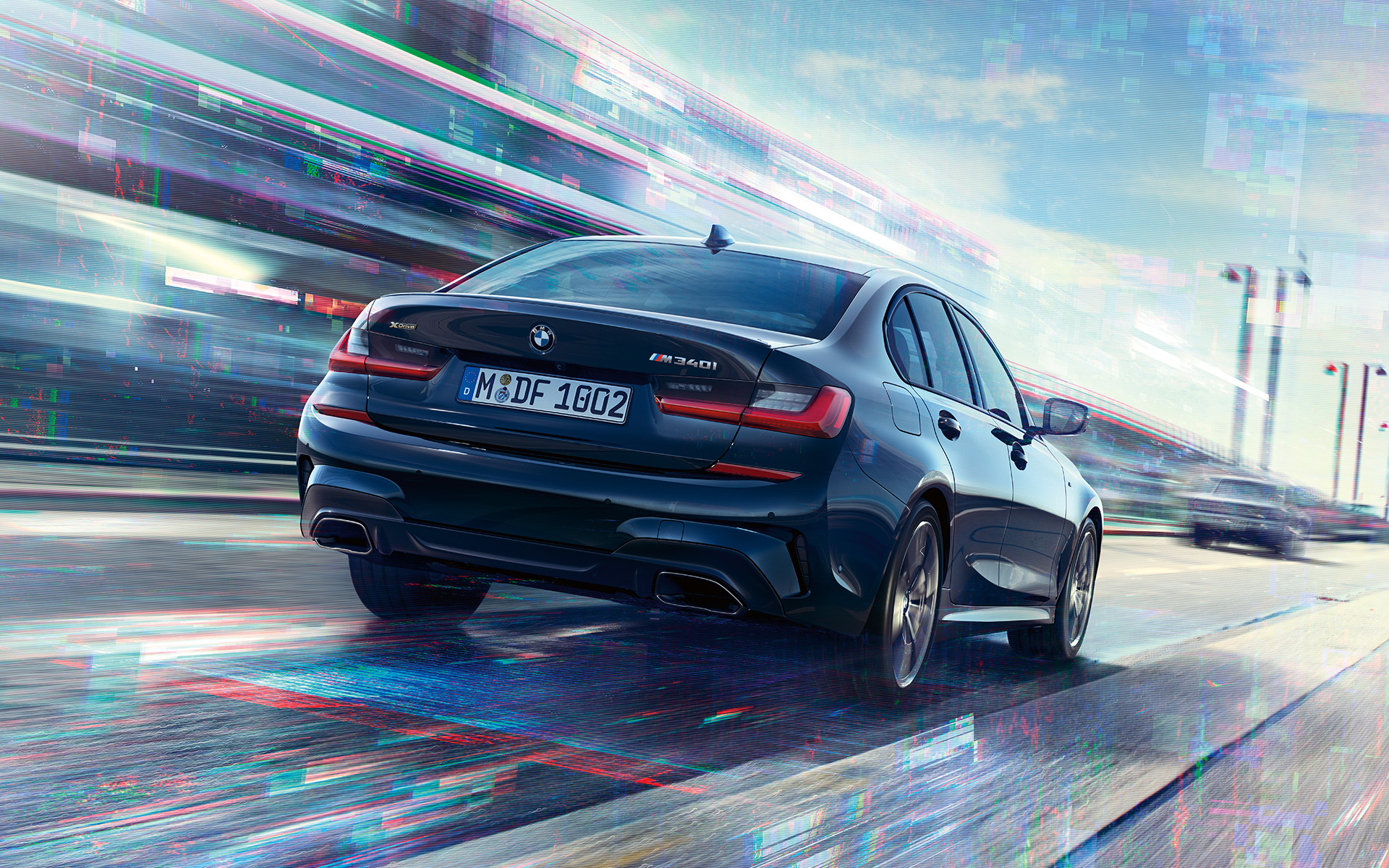 BMW M340i xDrive Limousine, G20, 2020, Zafírfekete metál, egy mozgó autó rézsútos hátulnézetből BMW M340i xDrive Limousine, G20, 2020, egy mozgó, Zafírfekete metálfényezésű autó rézsútos hátulnézetből