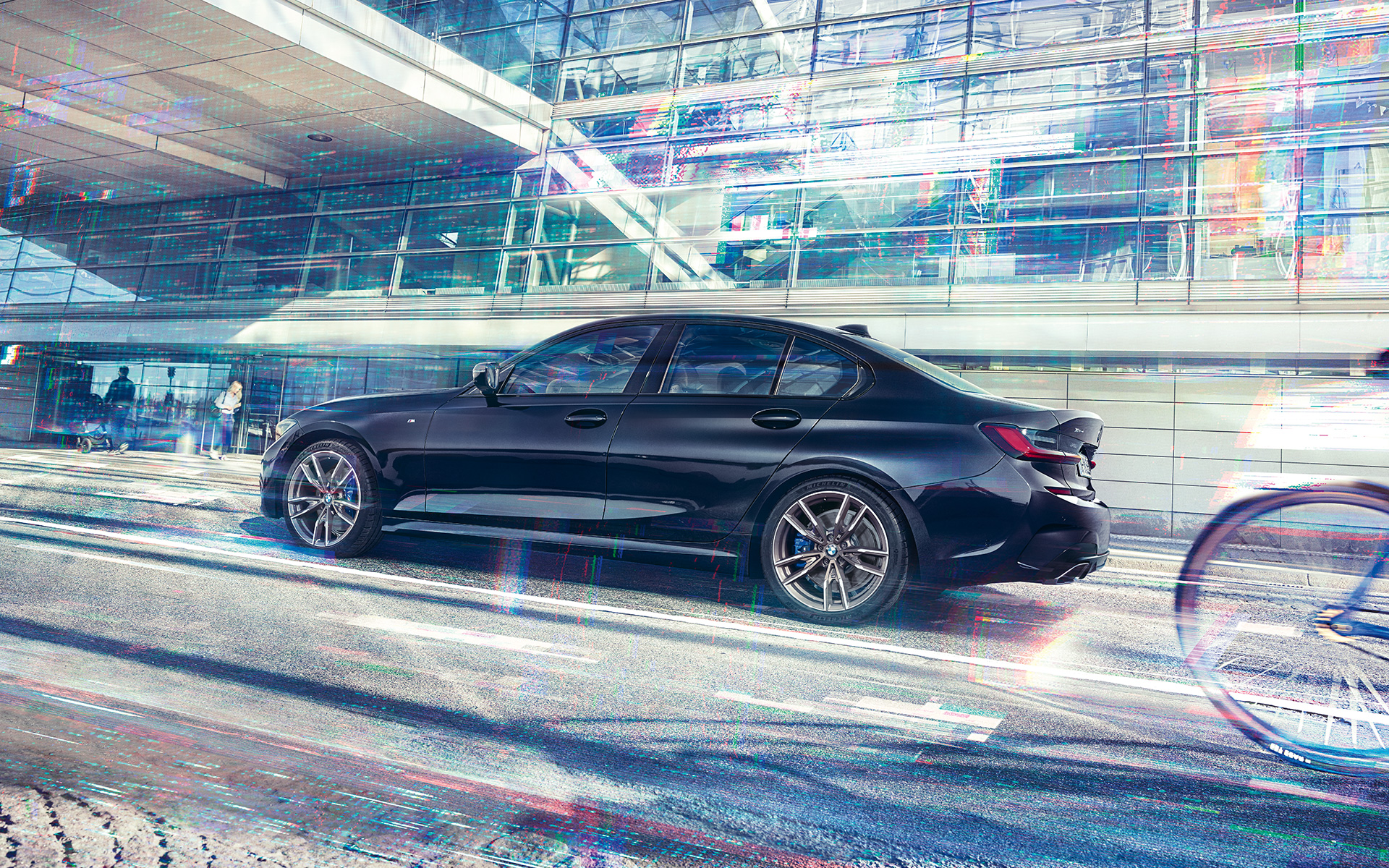BMW M340i xDrive Limousine, G20, Zafírfekete metál, egy mozgó autó oldalnézetből BMW M340i xDrive Limousine, G20, 2020, egy mozgó, Zafírfekete metálfényezésű autó oldalnézetből