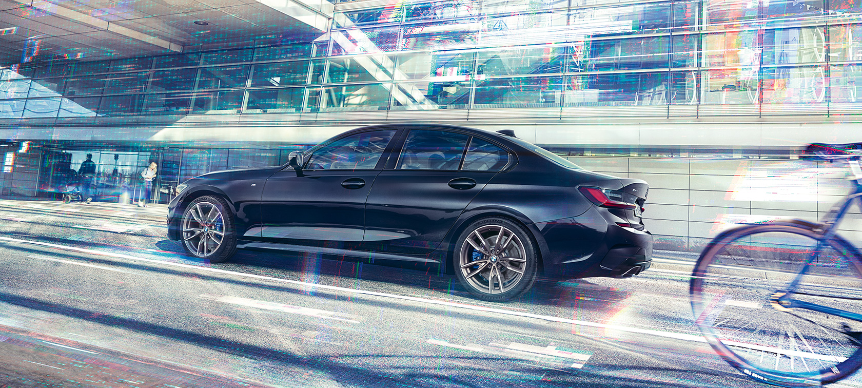BMW M340i xDrive Limousine, G20, Zafírfekete metál, egy mozgó autó oldalnézetből BMW M340i xDrive Limousine, G20, 2020, egy mozgó, Zafírfekete metálfényezésű autó oldalnézetből
